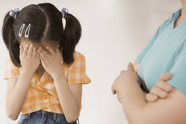Hầu như bố mẹ nào cũng thế, lúc đánh con thì rất hùng hổ nhưng đánh xong lại ân hận, muốn làm mọi cách để bù đắp cho con (ảnh minh họa).